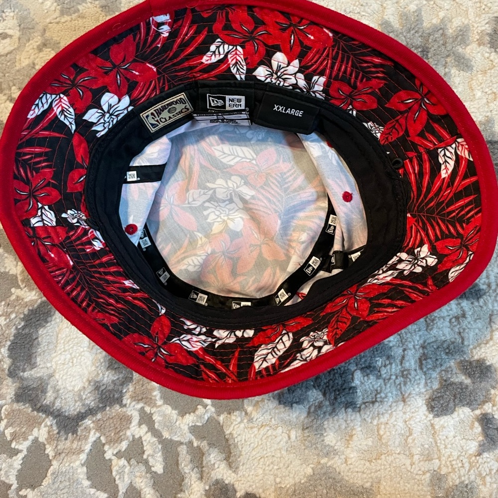 New Era XXL Chicago Bulls Windy City Red, white and black tropical bucket hat - Picture 7 of 7